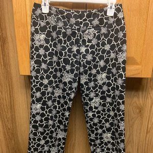 Liz Claiborne “Audra” women’s black & white floral cuffed cropped pants / sz. 6P
